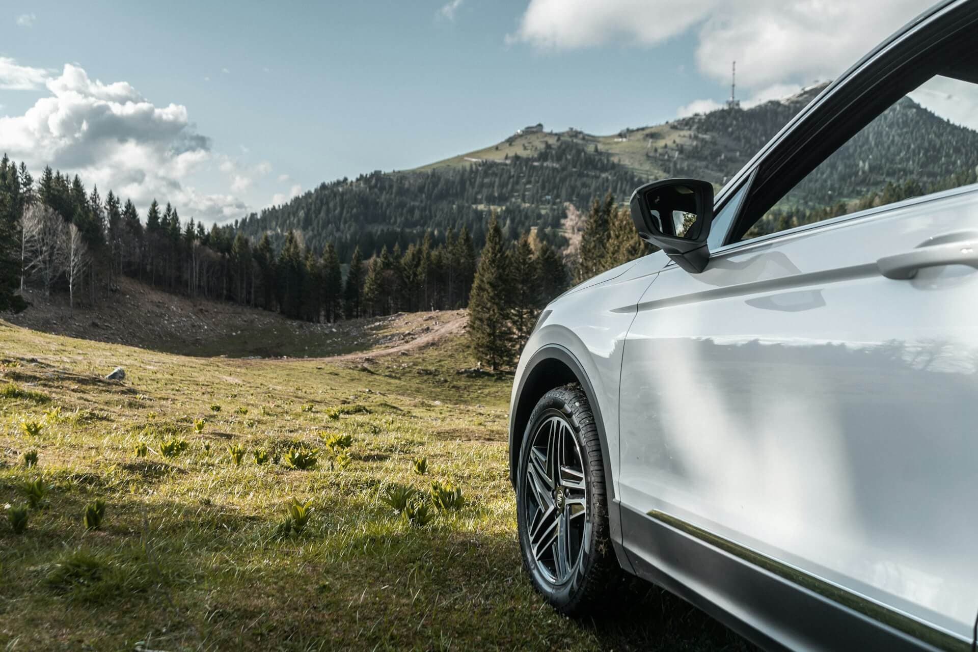 Vozač uživa u vožnji sigurnim automobilom
